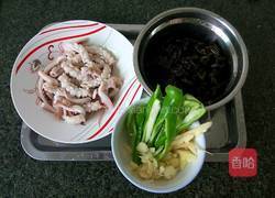 黑木耳炒鱿鱼的做法图解3