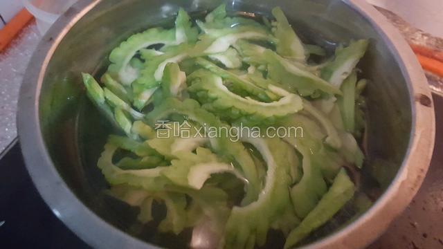 在热水中焯1分钟！