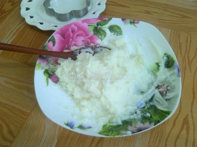 用勺子压成泥状。