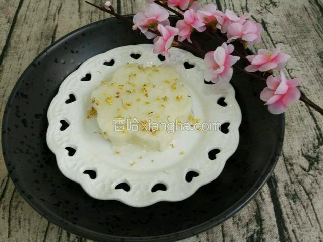 淋入蜂蜜，干桂花。