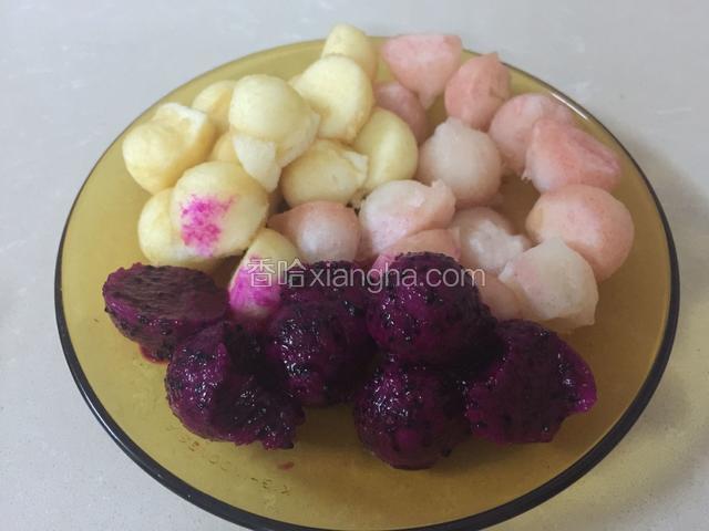 苹果、水蜜桃去皮，火龙果切开两半，用圆勺子挖出果肉球