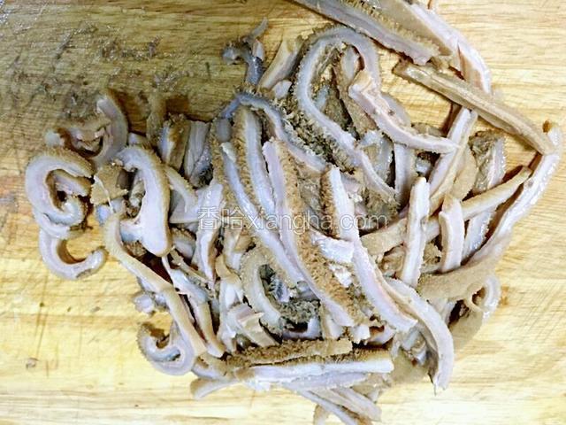 煮熟的肚子切成丝
