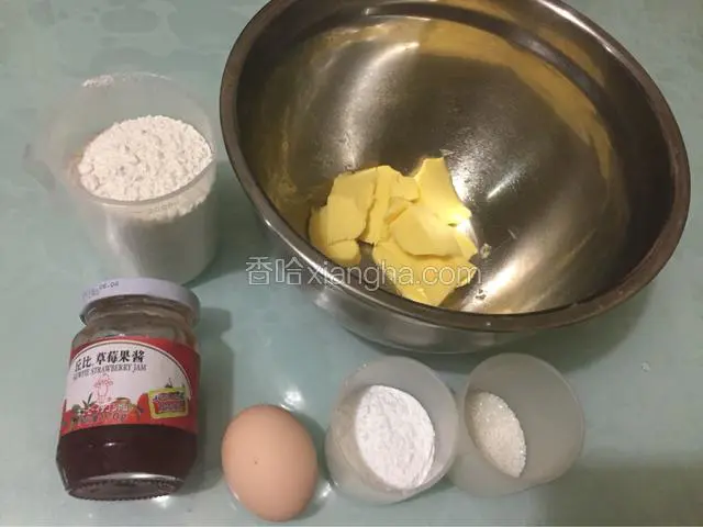 准备好所有的材料，黄油提前软化。