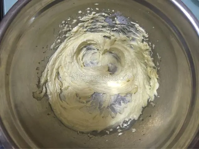 黄油加入白糖和糖粉，用电动打蛋器打至逢松发白