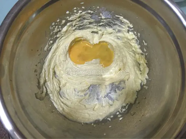 加入鸡蛋液，（鸡蛋液分三次加入，每次加入要打至跟黄油融化后再加入下一次）