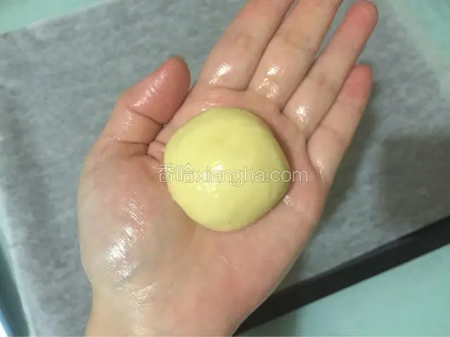手抹些玉米油防粘，把面团分成大约20克的面团，揉圆