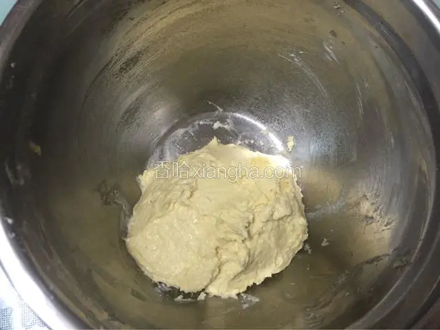 用刮刀拌成湿润的面团