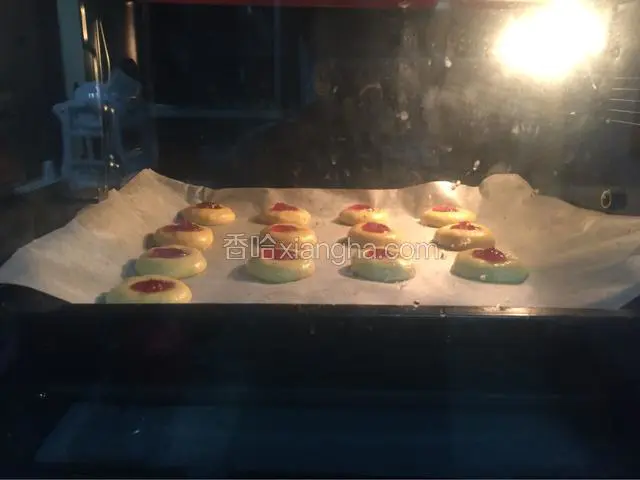 放进预热好的烤箱，上火120度，下火150度，中层20分钟