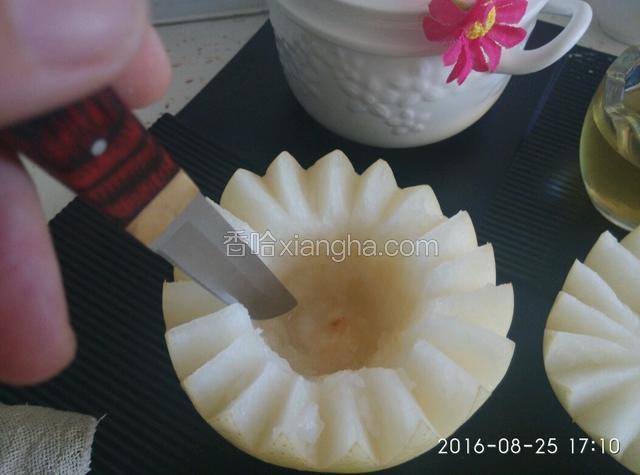 把下部大块梨用小刀慢慢挖去梨核，小心不要把底子挖破。