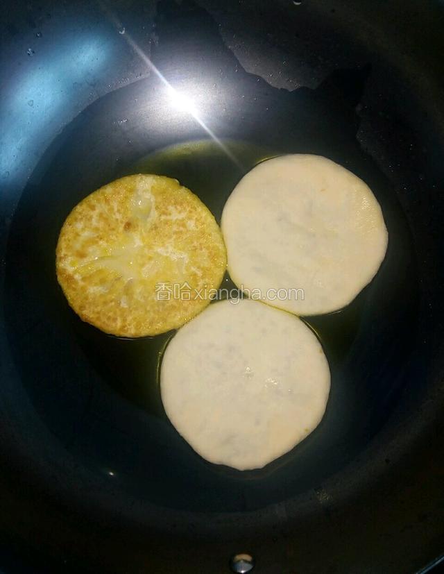 锅中油烧热放入馅饼，小火烙制。