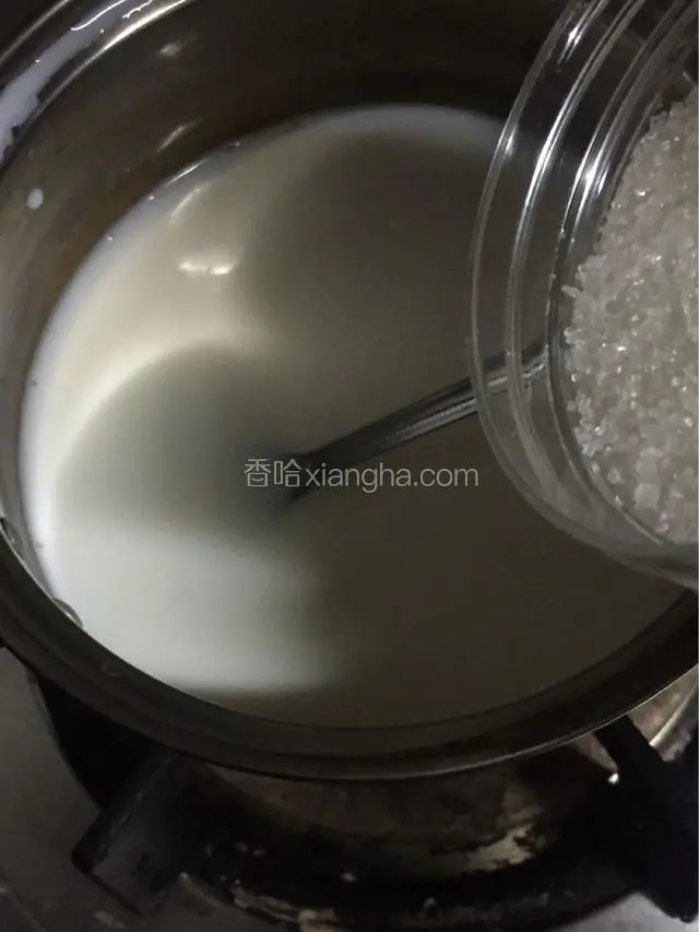 另外200ml加入奶锅，加入砂糖中火熬开