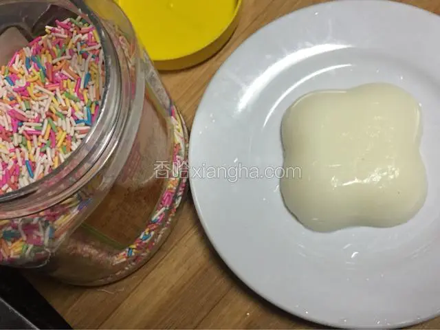 倒扣在碗中，准备好彩针糖或者彩色小糖果