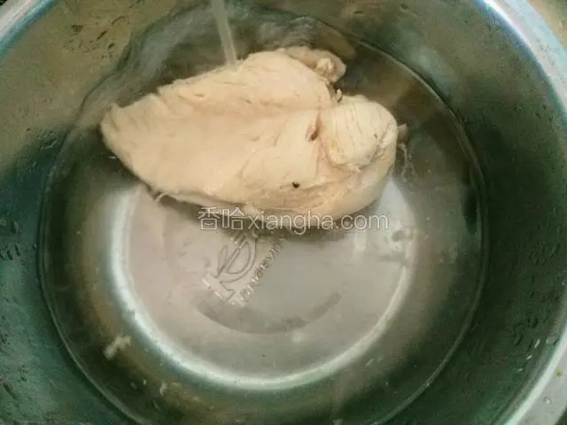 煮熟以后捞出，马上过凉水冰一下