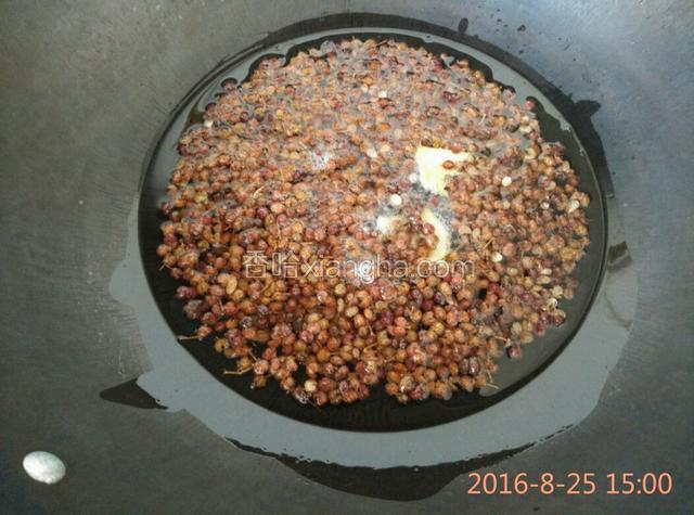 将油倒入锅中，开小火，花椒姜片也放入锅中，慢慢熬制，中途搅拌