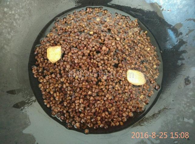当花椒颜色变深，搅拌时感觉颗粒变脆时关火