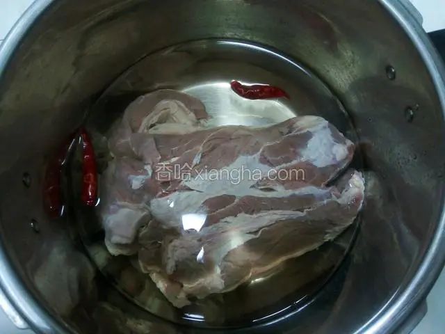 加入清水，2个干辣椒