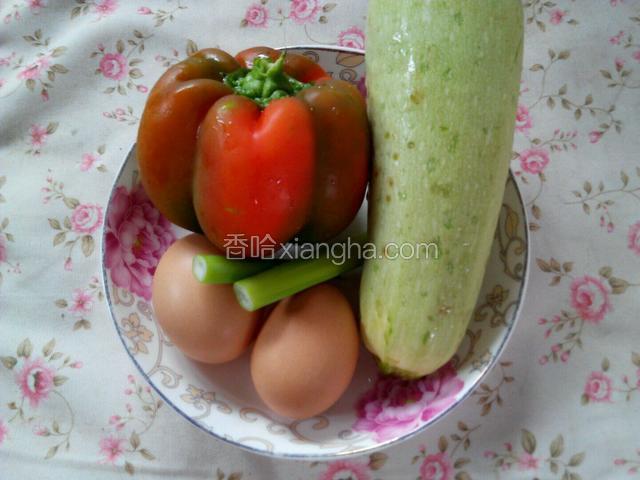 准备食材：西葫芦、鸡蛋、甜椒、葱。