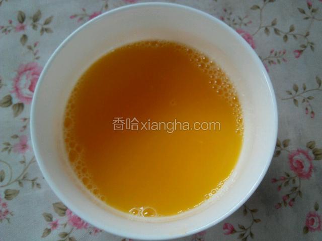 鸡蛋打散后，加入适量盐搅拌均匀。