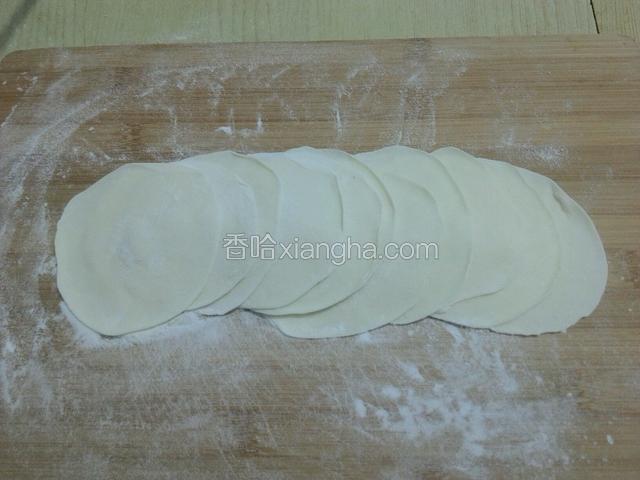 擀成饺子皮。
