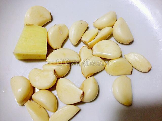 我们再来准备烧龙虾用的部分调料，姜蒜去皮.清洗干净