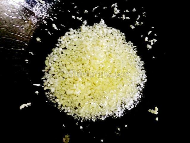 小火把姜.蒜末炒出香味