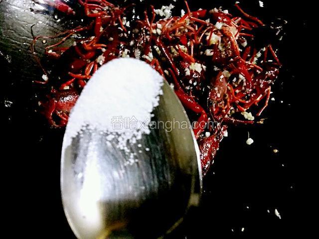 转微火，往锅内加两克的盐