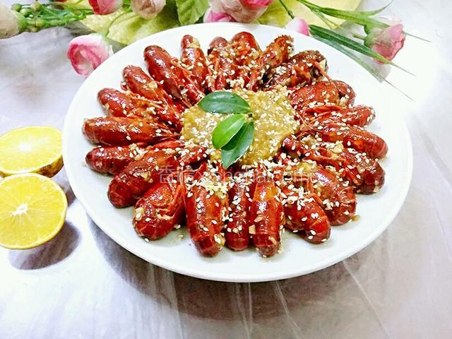 装盘后撒上芝麻做点缀