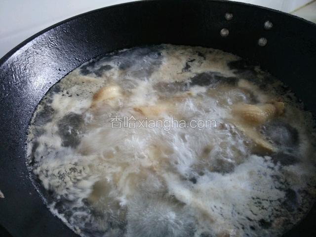 锅内放水，水开后把切好的鸡翅焯水去血沫，煮一会捞出来清水冲洗干净备用