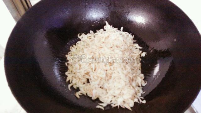 放入虾皮翻炒，加入料酒适量，翻炒至虾皮颜色变黄