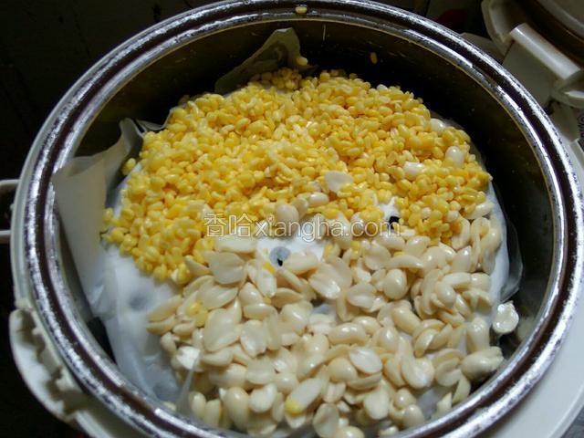 绿豆和花生泡好，放电饭锅蒸，（锅里下一碗水按煮饭键煮到自己跳开就好）