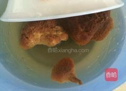 猴头菇炖鸡的做法图解2