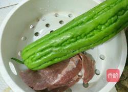 苦瓜瘦肉汤的做法图解1