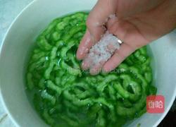 苦瓜瘦肉汤的做法图解3