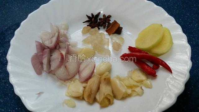 配料有~辣椒三隻~薑兩片~幹蔥三粒去衣切片~蒜頭三瓣去衣拍扁~八角兩個~桂皮兩小塊~冰糖五小粒