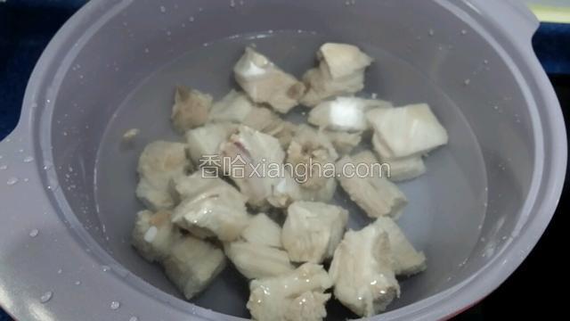 排骨連冷水一起放入~大火燒開，轉中火燒兩分鐘~撈出用清冲洗~瀝乾水份