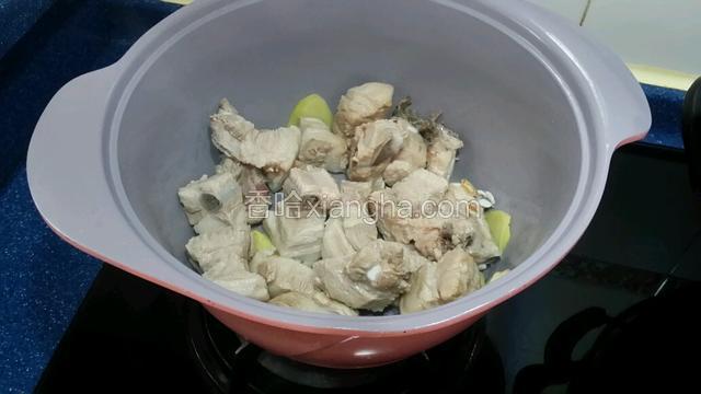 放入排骨翻炒片刻~再放入紹酒翻炒