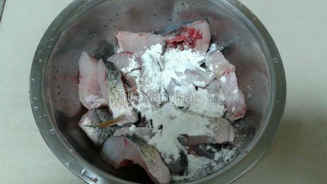 买回来草鱼切成块，再用面粉、白醋和黑胡椒粉加入自来水没过后，搅拌均匀浸泡30分钟。（此步骤主要是去污去腥）