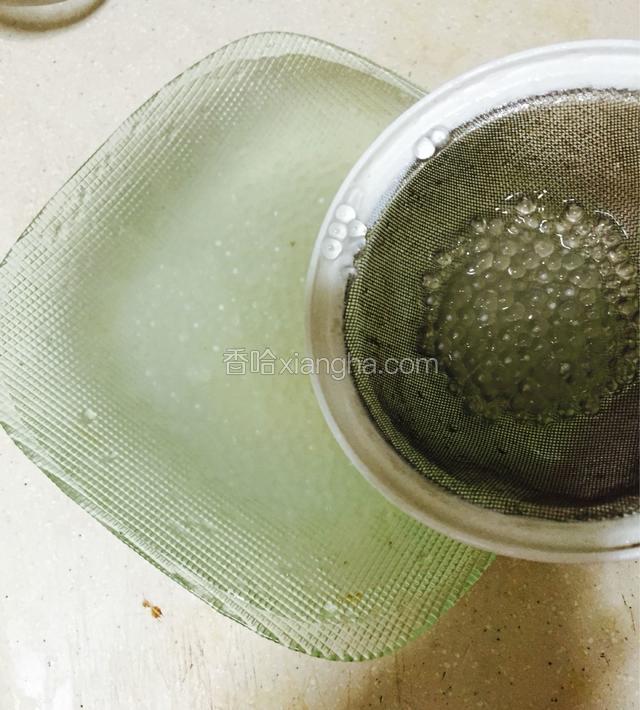 西米焖熟后，用网勺控干热水，放入开始己准备好的凉白开碗，完全冷后再用网勺控干水份备用