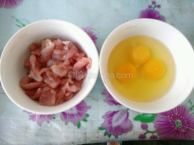 肉切片，鸡蛋打到碗里备用。