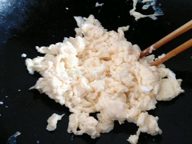 锅里放点油，把鸡蛋倒进锅里，用筷子搅拌，记住一定要小火，等到鸡蛋凝固盛出来备用。