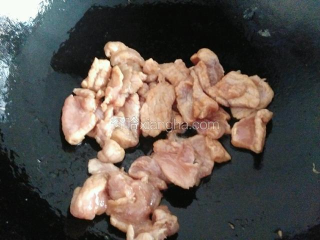锅里再放点油，把肉倒进锅里。