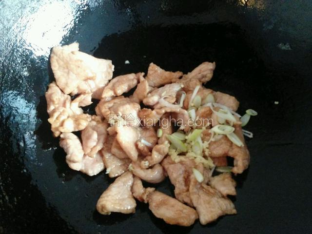 肉炒至没有红色生肉的时候，放葱花、姜末翻炒。