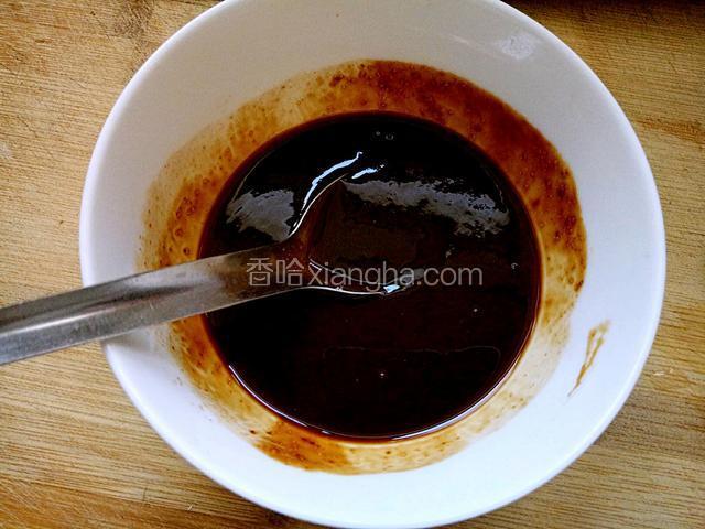 取一个碗，放入配方用量的四海豆面酱，料酒，生抽，耗油，白糖，调匀备用