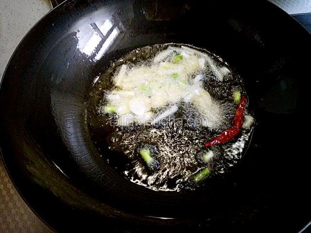 炒锅放油，比平时炒菜多一倍，烧热，放入葱段姜丝蒜片爆香