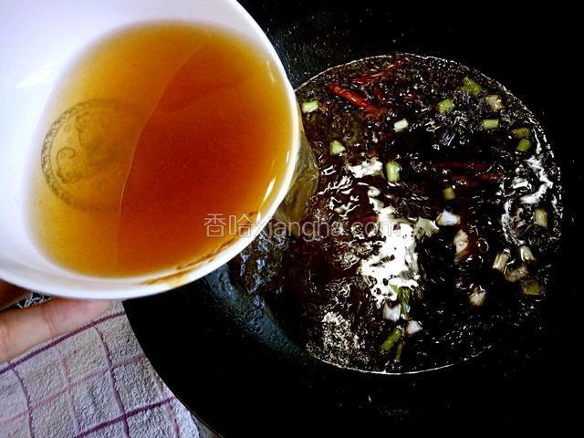 用盛酱料的碗盛两碗开水倒入锅中