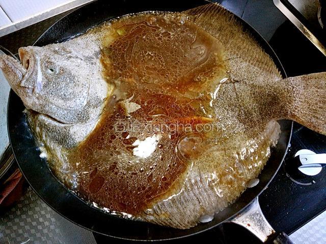往锅中放入多宝鱼