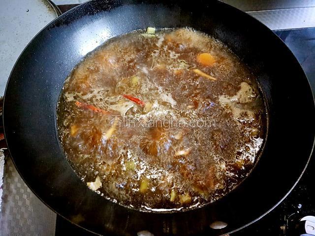 大火把锅中汤汁煮沸
