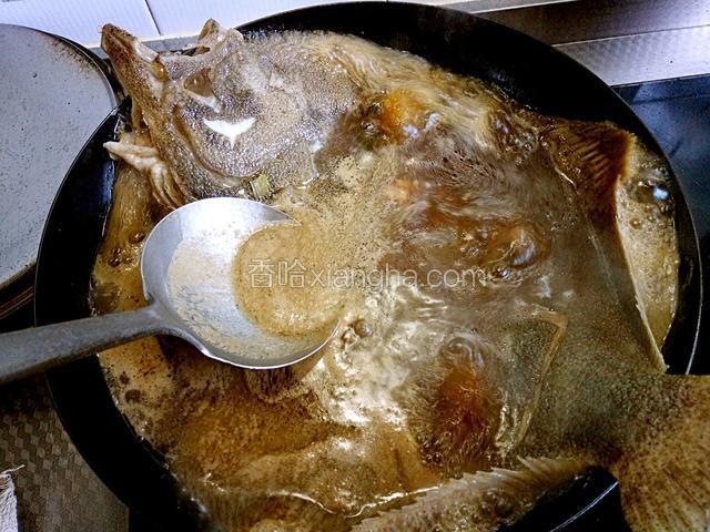 打开锅盖，撇去浮沫，盖上锅盖转中火焖鱼，这一步可根据个人口味，适当添加盐
