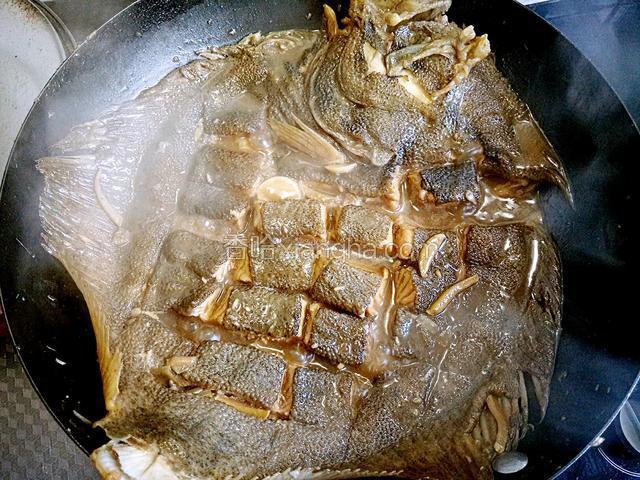 焖至汤汁浓稠，低于鱼身