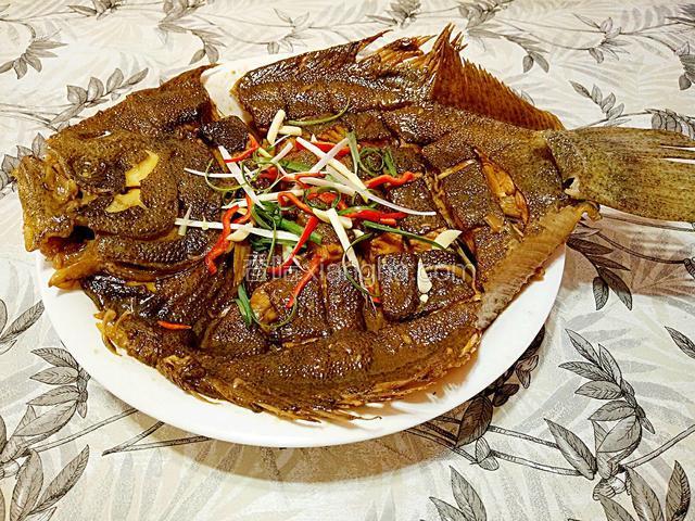 铺上葱丝和红椒丝